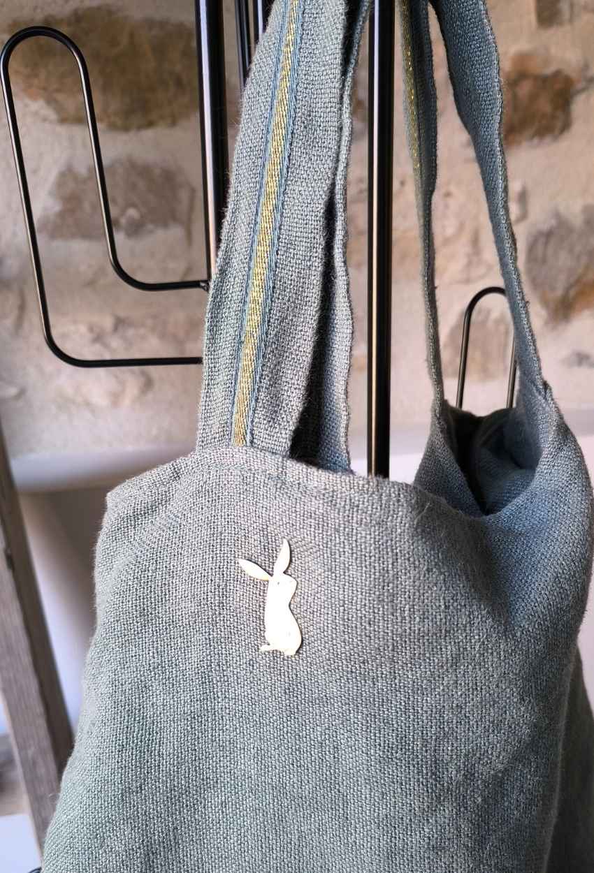 Broche-lapin-Eclats de Dine-2 Broche lapin en laiton - sur une sac