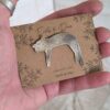 broche (pin's) chat couché, en laiton