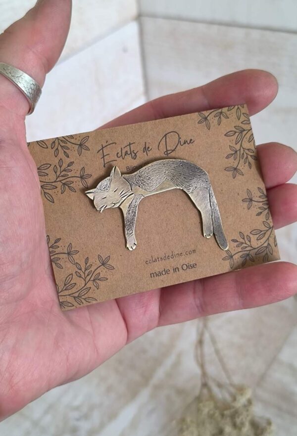 broche (pin's) chat couché, en laiton