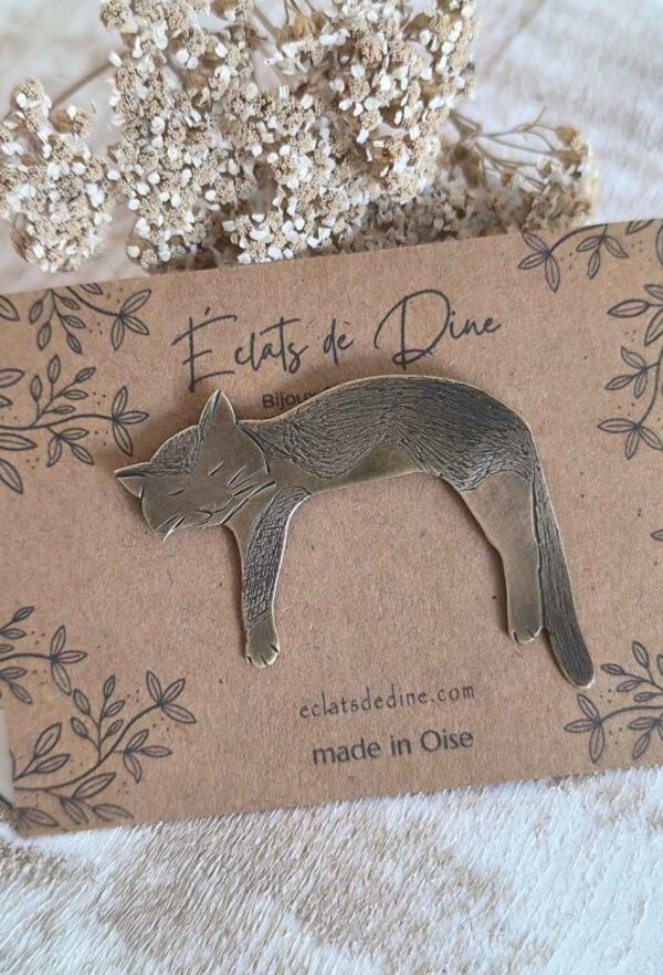 broche (pin's) chat couché, en laiton