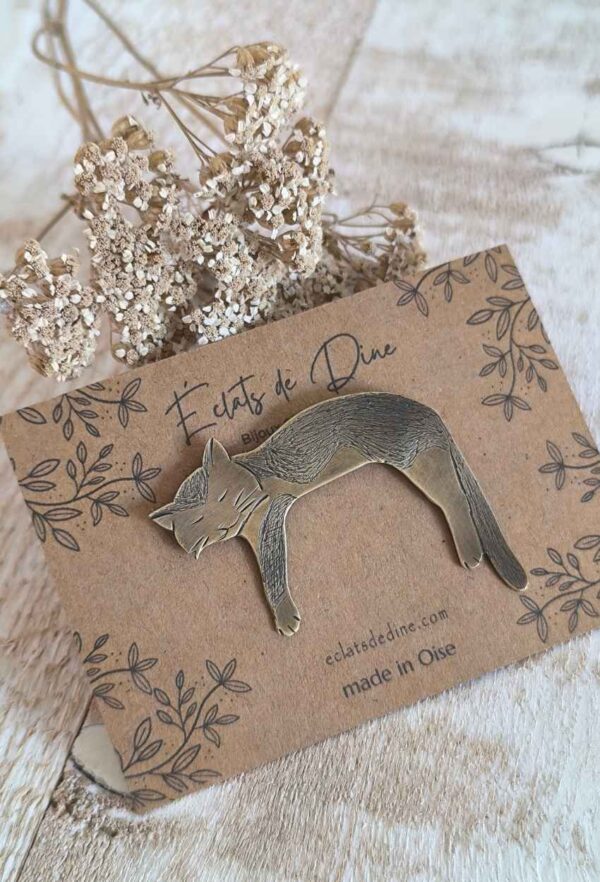 broche (pin's) chat couché, en laiton