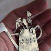 Bijou broche arrosoir en laiton