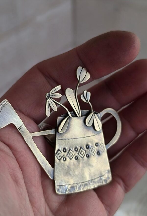 Bijou broche arrosoir en laiton