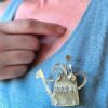 Bijou broche arrosoir en laiton