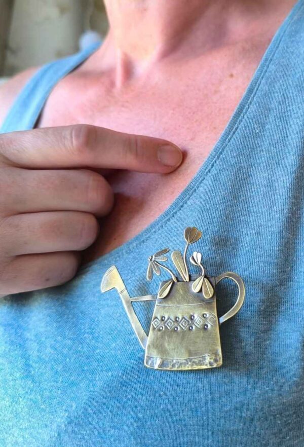 Bijou broche arrosoir en laiton