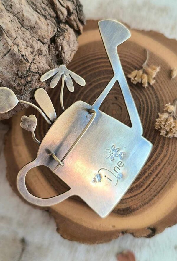 Bijou broche arrosoir en laiton