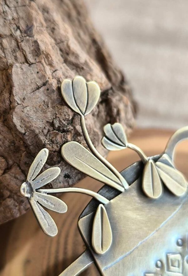 Bijou broche arrosoir en laiton