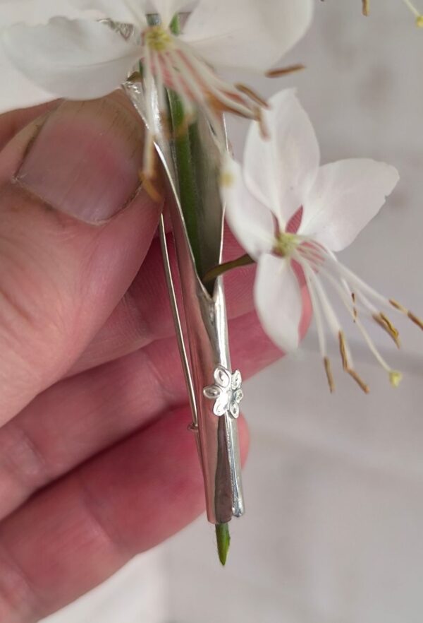 Bijou porte fleur en argent
