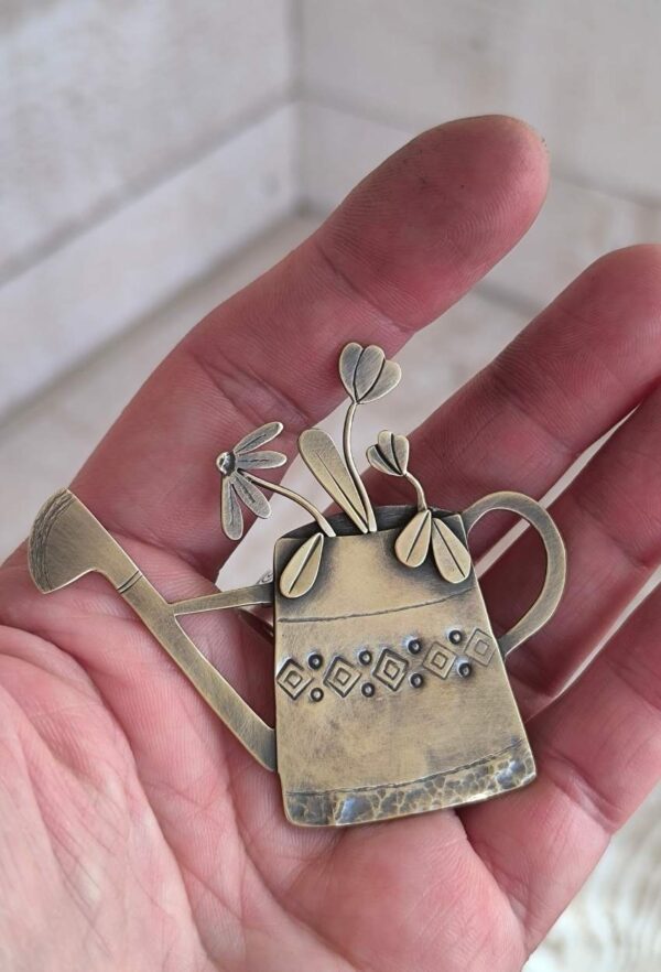 Bijou broche arrosoir en laiton