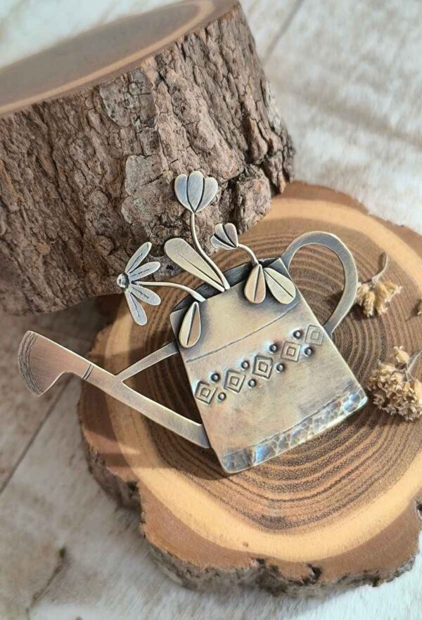 Bijou broche arrosoir en laiton
