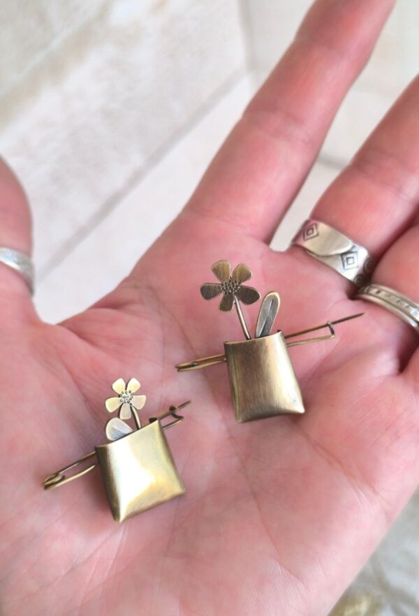 Broche fleur en laiton