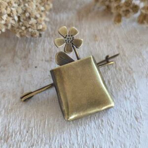 Broche fleur en laiton