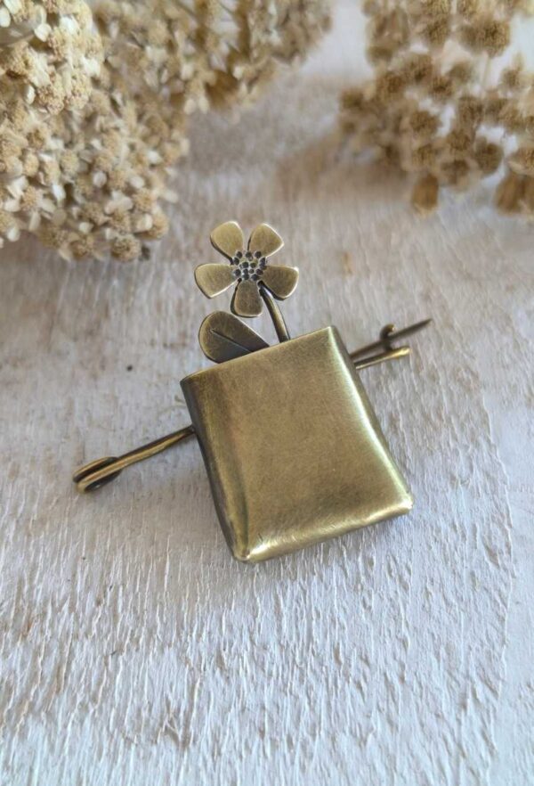 Broche fleur en laiton