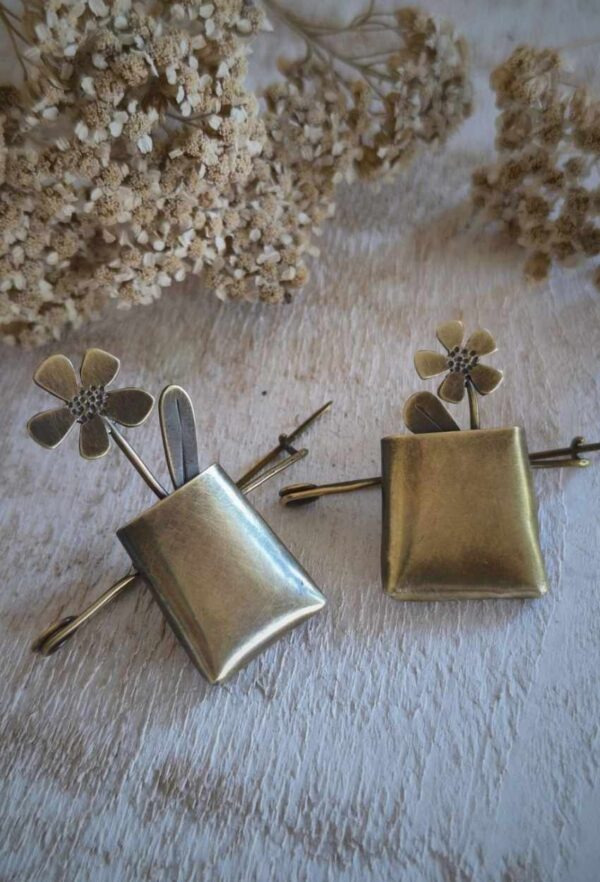 Broches fleurs en laiton