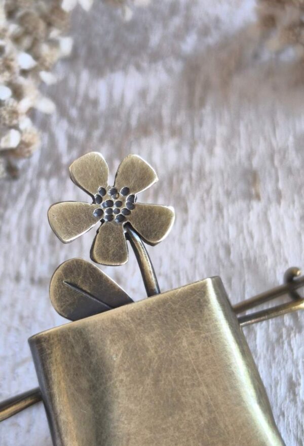 Broche fleur en laiton