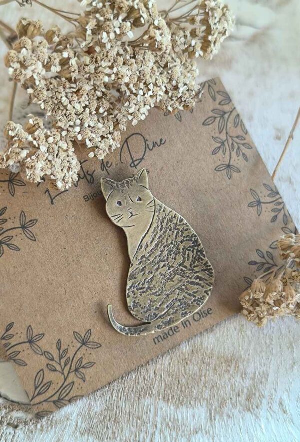 Broche (pin's) chat assis en laiton