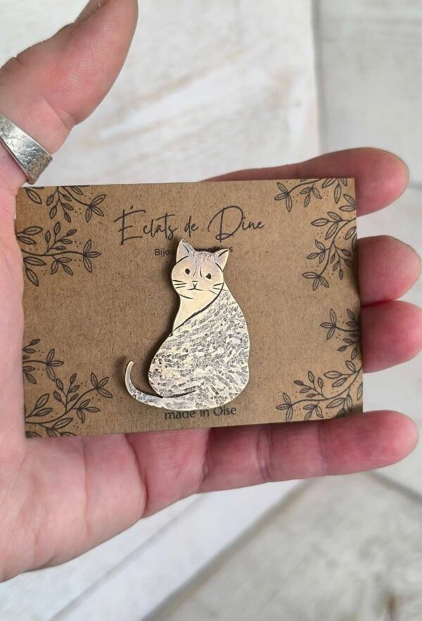 Broche (pin's) chat assis en laiton
