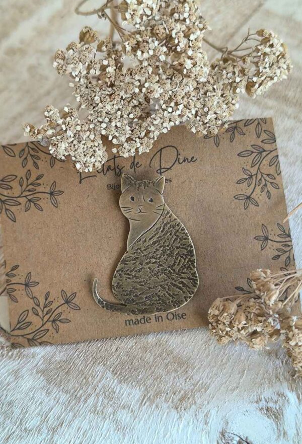 Broche (pin's) chat assis en laiton