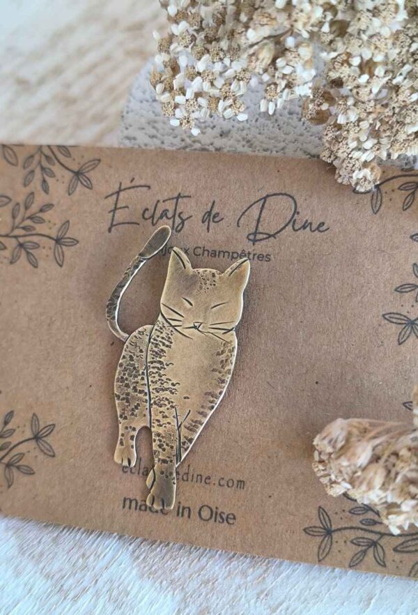 Broche (pin's) chat tacheté qui marche en laiton
