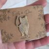 Broche (pin's) chat tacheté qui marche en laiton