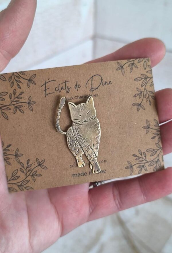 Broche (pin's) chat tacheté qui marche en laiton