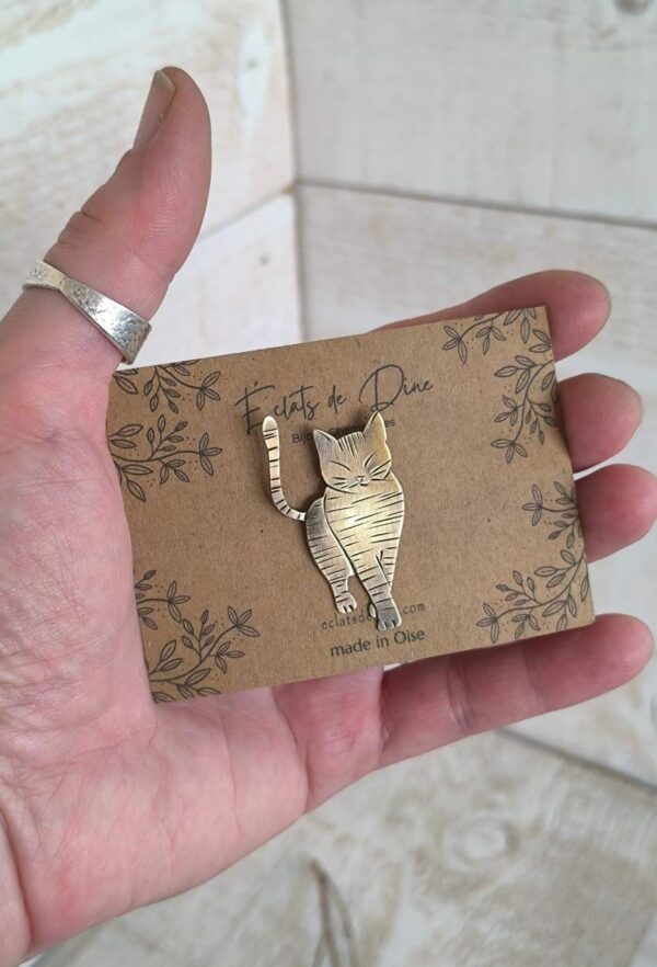 Broche (pin's) chat tigré qui marche en laiton