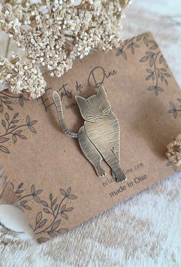 Broche (pin's) chat tigré qui marche en laiton