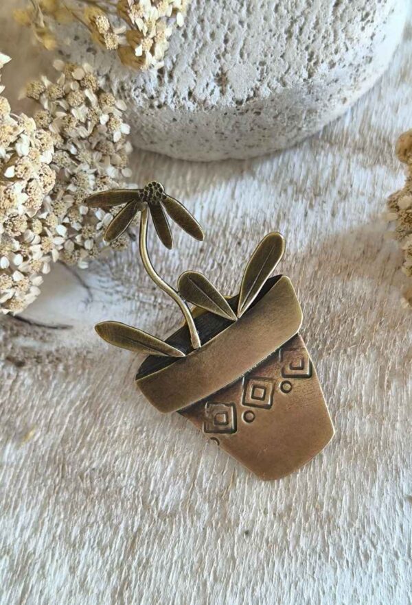 Broche (pin's) pot de fleur en laiton