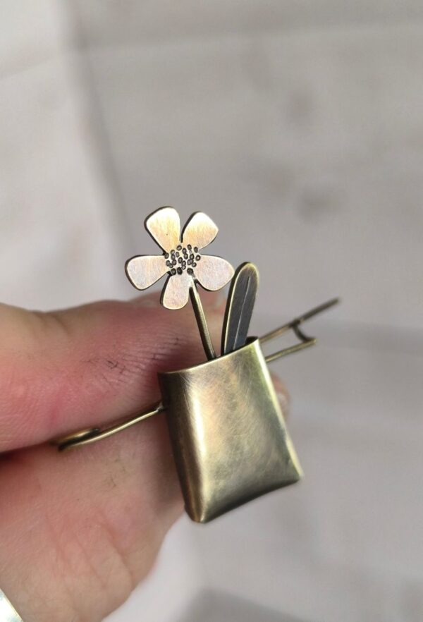 Broche pot de fleur en laiton