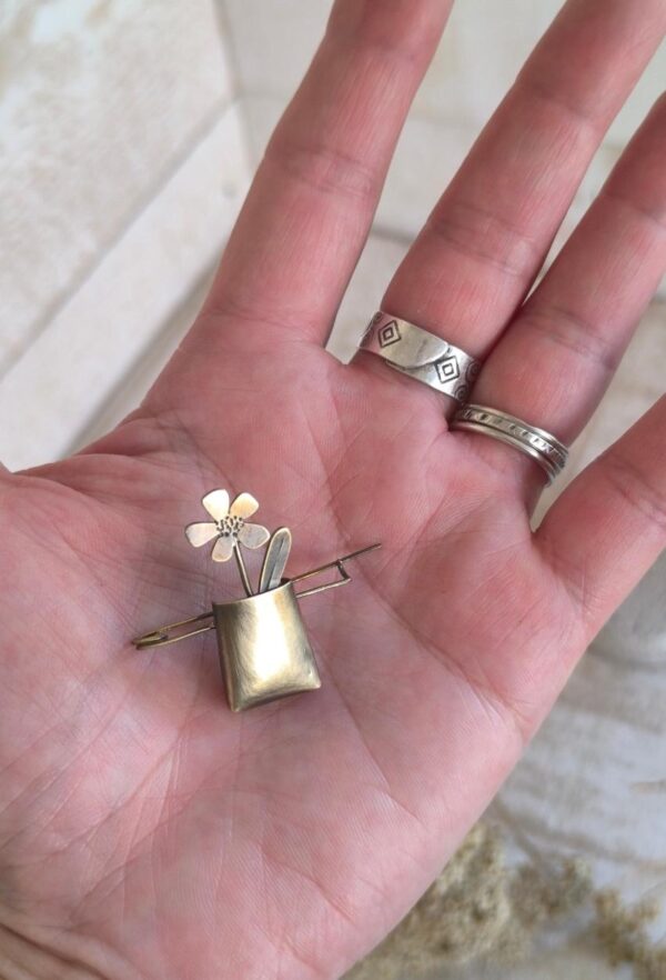 Broche pot de fleur en laiton